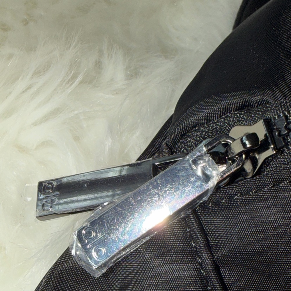 ALO Yoga Sleek Black Belt Bag - Picture 4 of 10